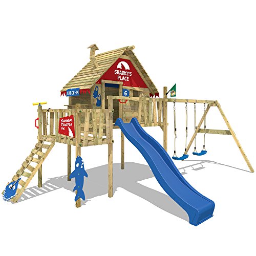 WICKEY-Stelzenhaus-Smart-Resort-Spielturm-Kletterturm-mit-Schaukel-Holzdach-Kletterleiter-Spielhaus-blaue-Rutsche-rot-blaue-Plane-0
